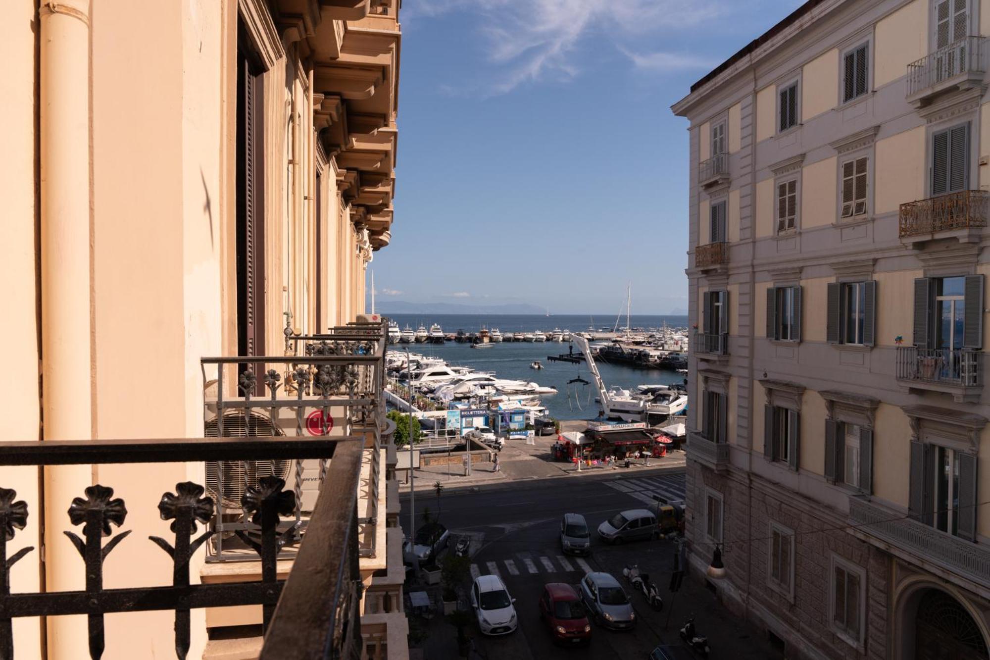 Caracciolo 13 Rooftop & Suites Napoli Eksteriør billede